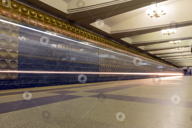 Скачать Прибытие поезда на станцию метро Марьино.  Москва фотосток Ozero