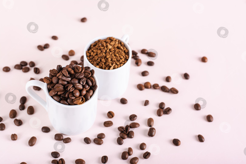 Скачать Выбор между растворимым кофе и обжаренными кофейными зернами в чашках o фотосток Ozero