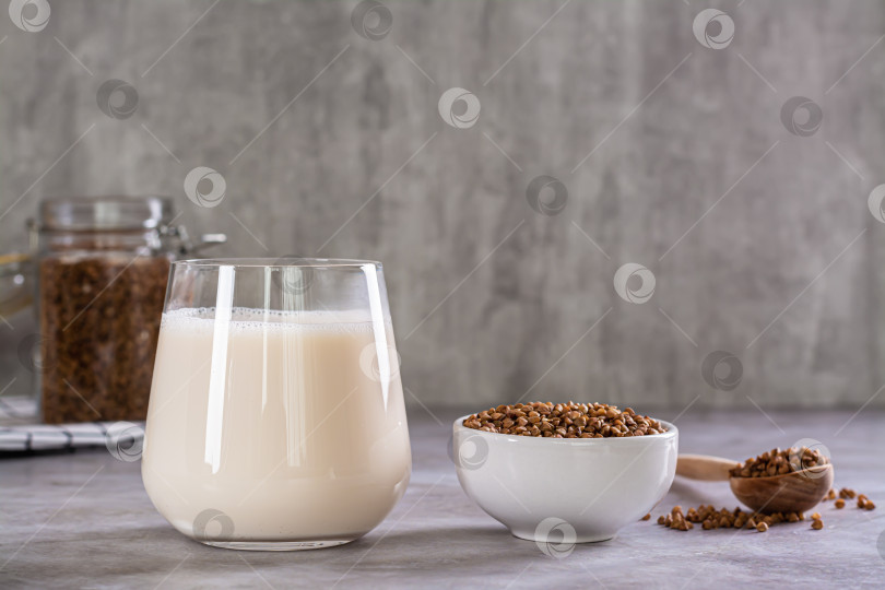 Скачать Веганское гречневое молоко без молока в стакане и хлопья в миске фотосток Ozero