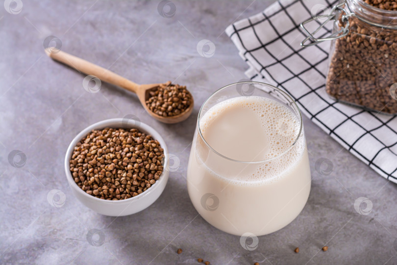 Скачать Диетическое гречневое молоко без лактозы в стакане и семечки в банке фотосток Ozero