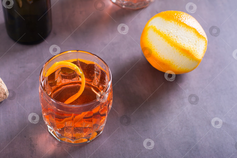 Скачать Холодный коктейль Негрони Сбальято с ликером, вермутом и апельсиновым соком фотосток Ozero