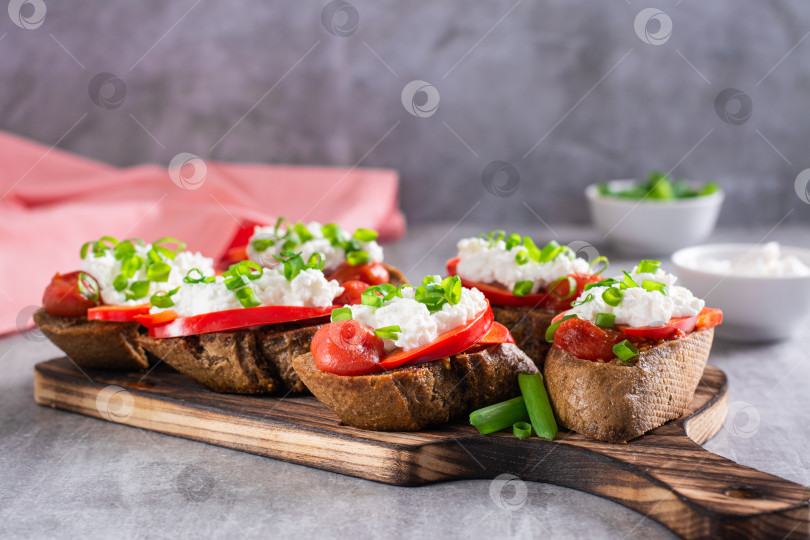 Скачать Вкусные кростини с запеченными помидорами, болгарским перцем, рикоттой и фотосток Ozero