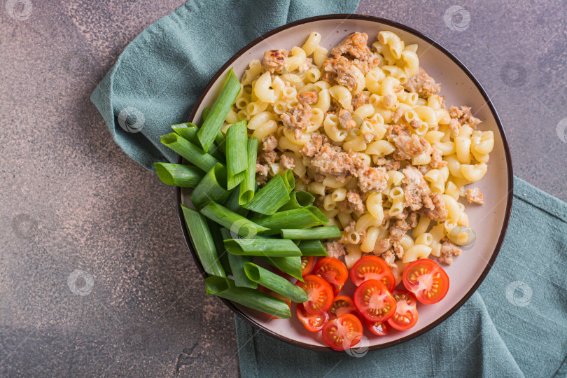 Скачать Макароны крупным планом с мясным фаршем, помидорами и зеленым луком на фотосток Ozero