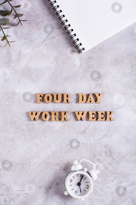 Скачать Концепция четырехдневной рабочей недели с деревянными буквами на столешнице и буквой v фотосток Ozero