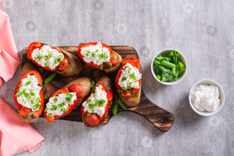 Скачать Вкусные кростини с запеченными помидорами, болгарским перцем, рикоттой и фотосток Ozero