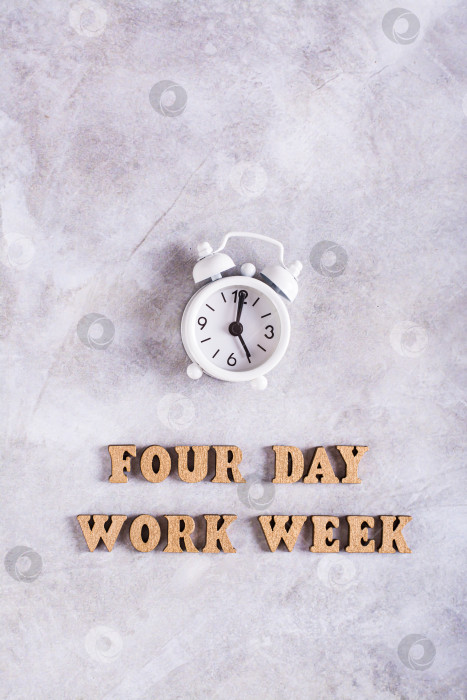 Скачать Концепция четырехдневной рабочей недели с деревянными буквами и будильником t фотосток Ozero