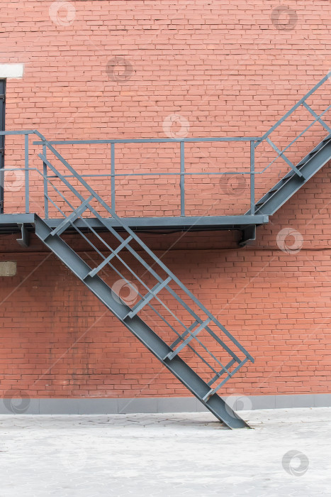 Скачать лестница с перилами у стены кирпичного здания фотосток Ozero