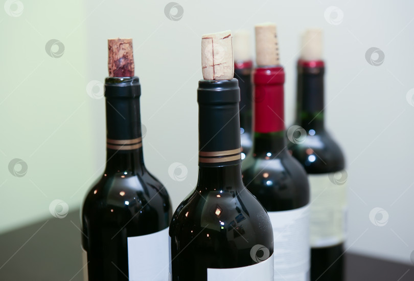 Скачать бутылка красного вина на столе фотосток Ozero