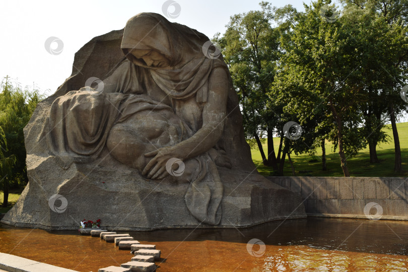 Скачать Волгоград- 5 сентября: Скульптура скорбящей Матери на Мамаевом кургане 5 сентября 2015 года в Волгограде фотосток Ozero