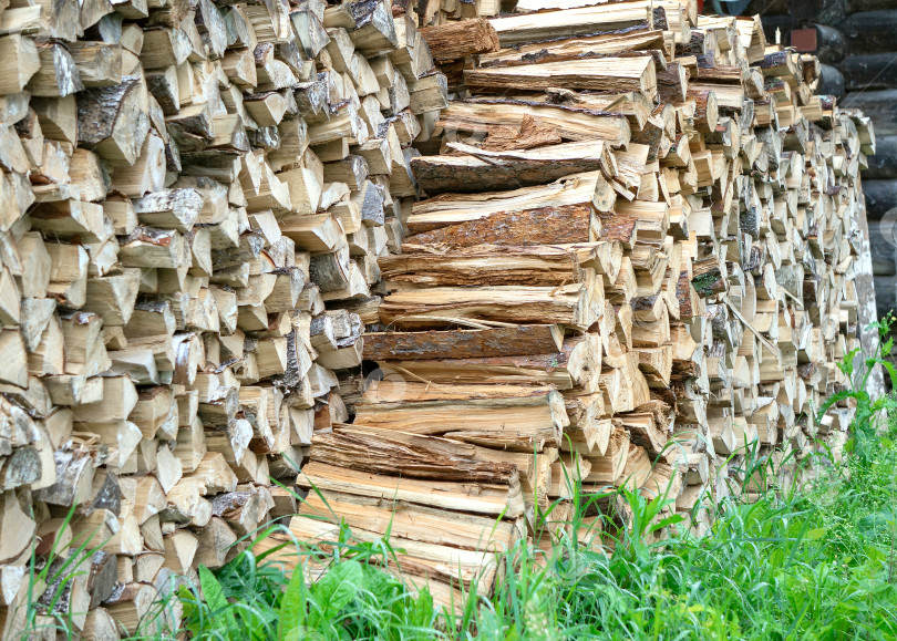 Скачать Нарубленные дрова складываются в поленницу. фотосток Ozero