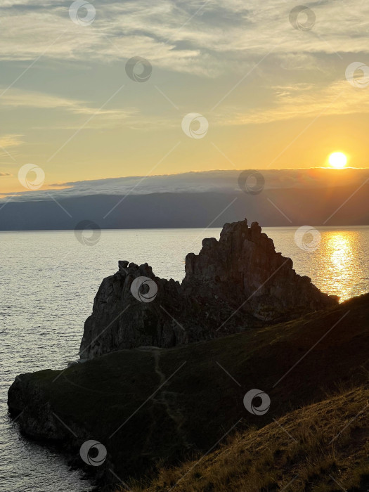 Скачать Скала Шаманка на острове Ольхон на закате, озеро Байкал, Россия фотосток Ozero