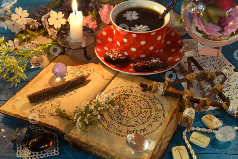 Скачать Откройте дневник ведьмы с чатом о викканских праздниках, рунами и чашкой кофе. Оккультный, эзотерический и гадательный натюрморт. Мистический фон с винтажными предметами фотосток Ozero