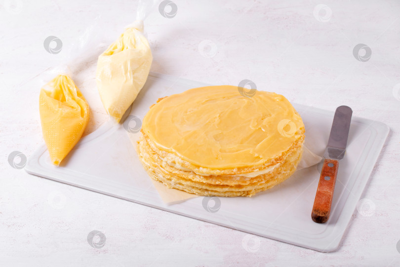 Скачать Готовим рубленый пирог с лимонным творогом и сливочным кремом. Готовим десерт вместе. фотосток Ozero