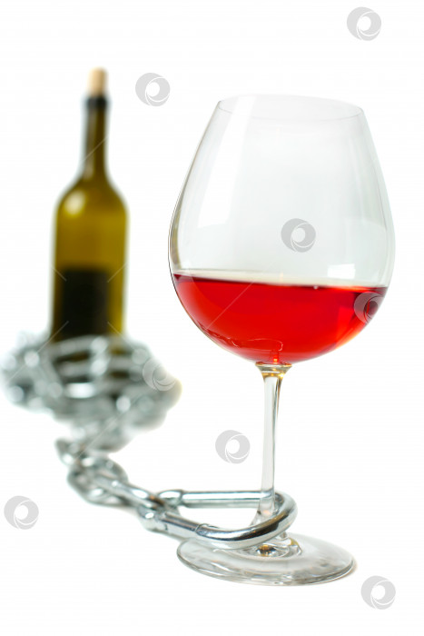 Скачать бокал вина и бутылка вина, соединенные цепочкой. фотосток Ozero