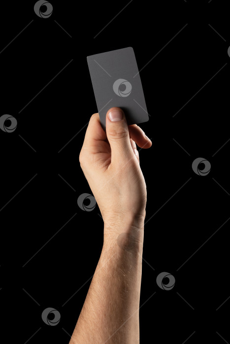 Скачать держите в руке пластиковую карточку. изолированный объект на черном фоне фотосток Ozero