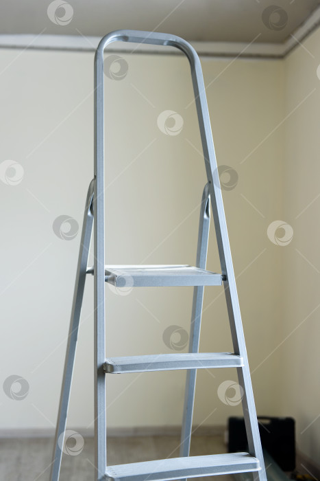 Скачать серая алюминиевая лестница в отремонтированном помещении фотосток Ozero