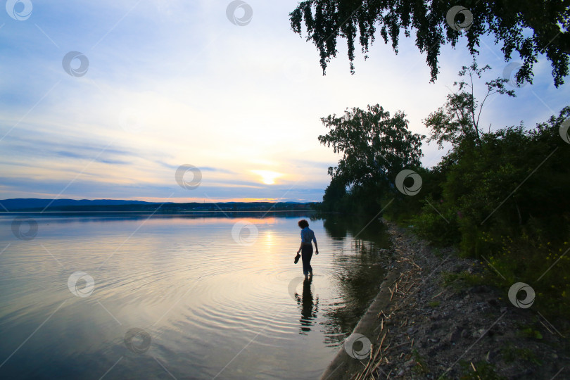 Скачать Девушка в воде возле озера фотосток Ozero