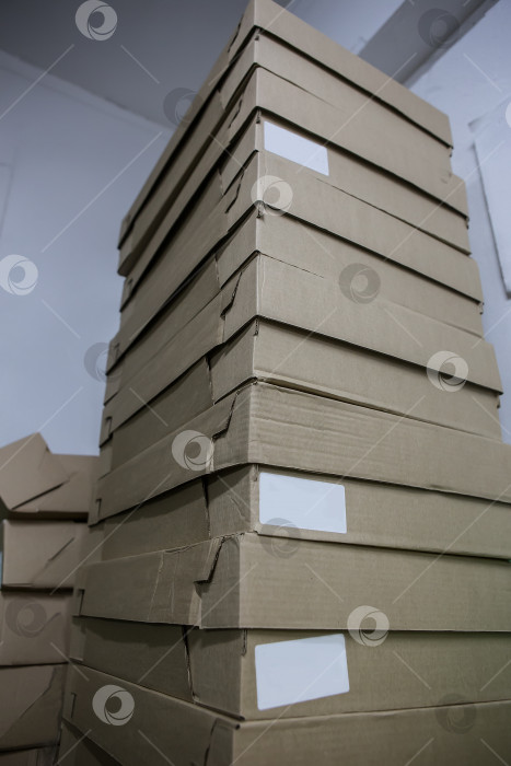 Скачать высокая стопка картонных коробок фотосток Ozero