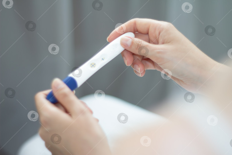Скачать Тест на беременность в руках. Тест показывает положительный результат фотосток Ozero