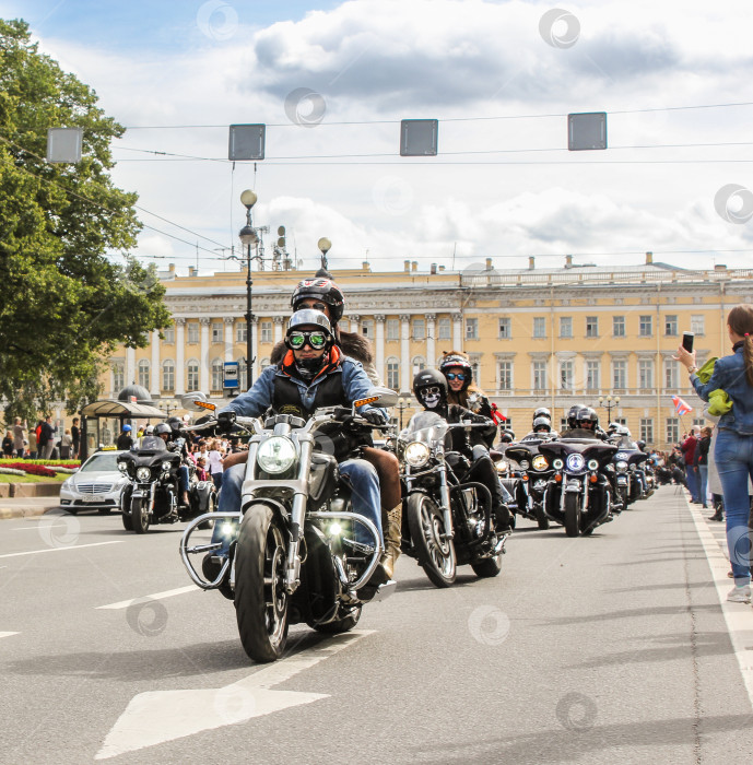 Скачать Мотоциклисты с пассажирами. фотосток Ozero