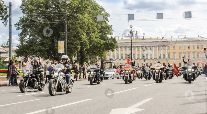 Скачать Парад автомобилей Harley Davidson проезжает по дворцу. фотосток Ozero