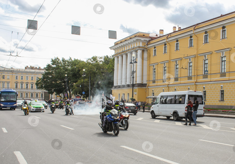 Скачать Проезжает группа байкеров с дымом из-под колес. фотосток Ozero