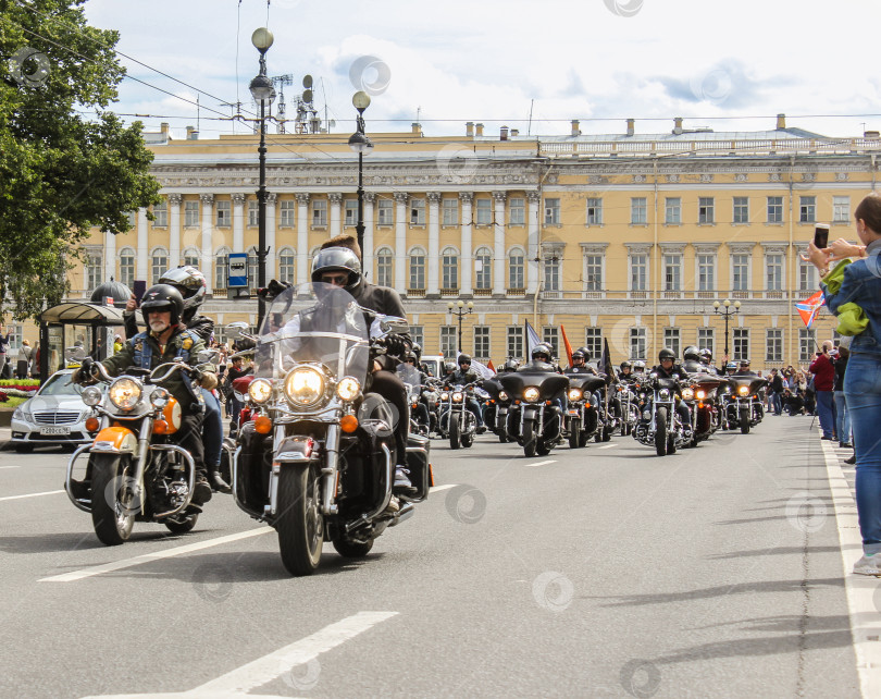 Скачать Мотоциклисты перед зданием Главного штаба. фотосток Ozero