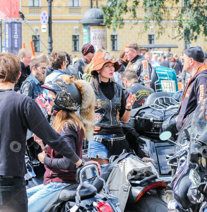 Скачать Женщины и мотоциклы. фотосток Ozero