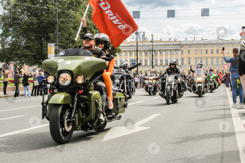 Скачать Представитель спонсора с флагом. фотосток Ozero