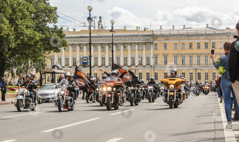 Скачать Люди на мотоциклах с флагами. фотосток Ozero