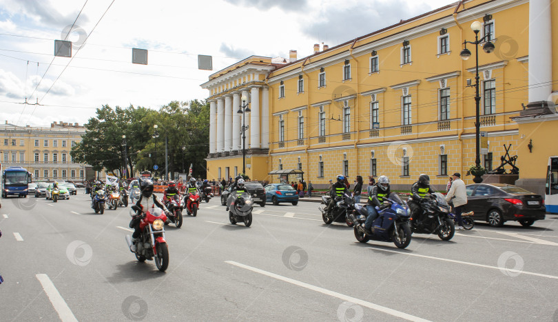 Скачать Группа байкеров на дороге. фотосток Ozero