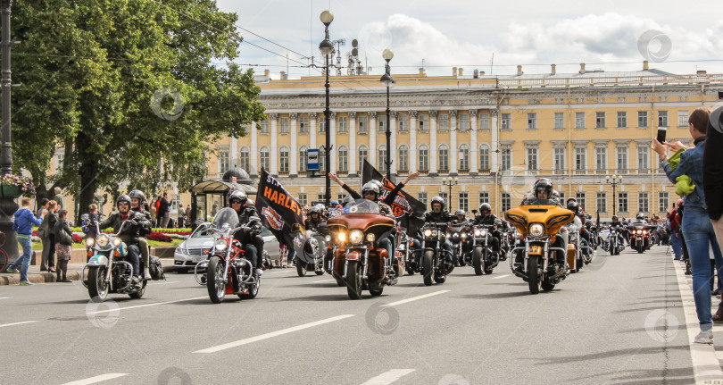 Скачать Колонна мотоциклистов на дворцовом проезде. фотосток Ozero