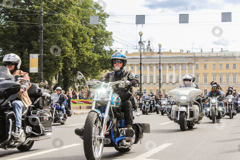 Скачать Мужчина в возрасте мотоциклиста. фотосток Ozero