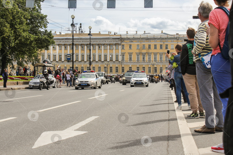 Скачать Полицейские машины сопровождения. фотосток Ozero