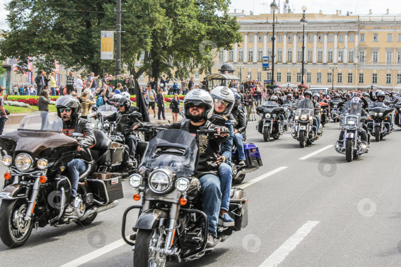 Скачать Проезжаю мимо группы байкеров. фотосток Ozero