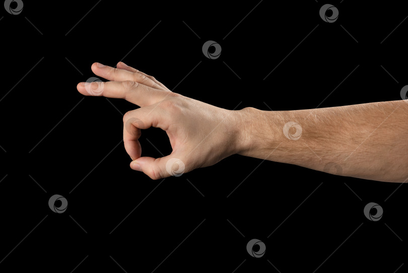 Скачать Изолированная рука, показывающая жест "ОК" на черном фотосток Ozero