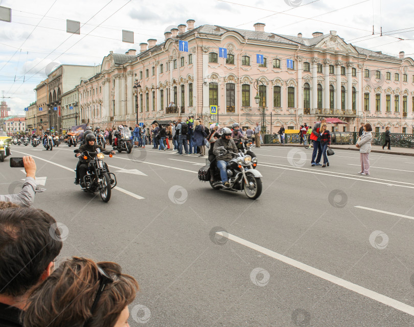 Скачать Мотоциклисты едут по Зеленому мосту. фотосток Ozero