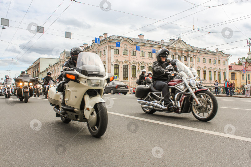 Скачать Люди на мотоциклах едут по мосту. фотосток Ozero