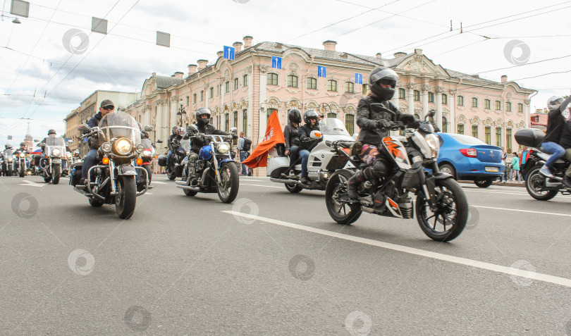 Скачать Байкеры едут по Зеленому мосту. фотосток Ozero