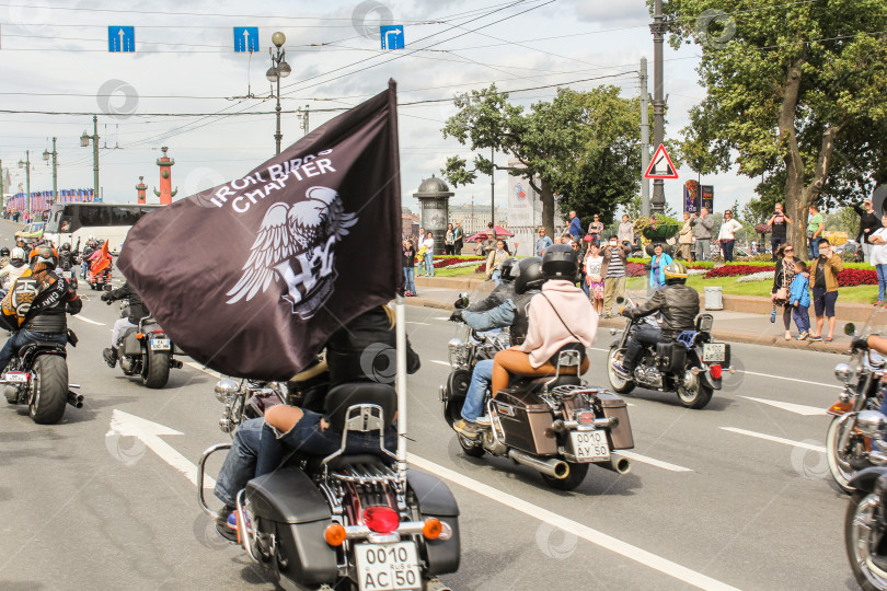 Скачать Катающиеся на мотоциклах люди с флагами. фотосток Ozero