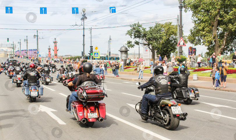 Скачать Парад Harley Davidson на Дворцовом мосту. фотосток Ozero