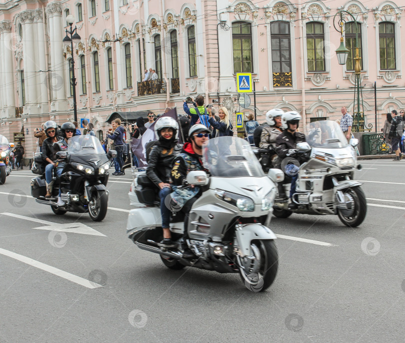 Скачать Пары байкеров на мотоциклах. фотосток Ozero