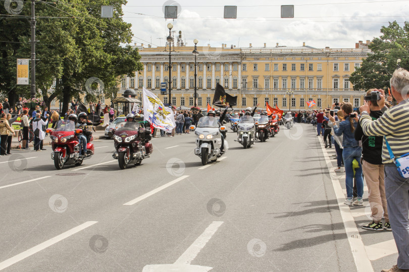 Скачать Байкеры на мотоциклах с флагами. фотосток Ozero