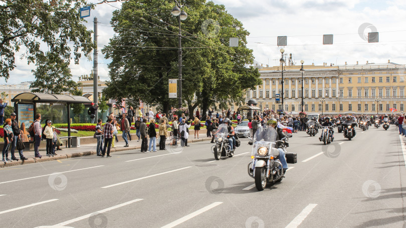 Скачать Байкеры выезжают с Дворцовой площади. фотосток Ozero