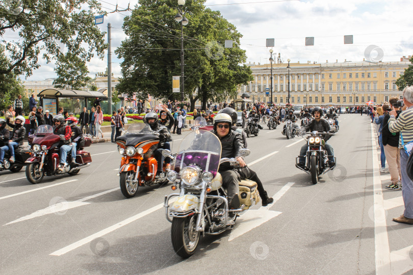 Скачать Зрители на параде Harley Davidson. фотосток Ozero
