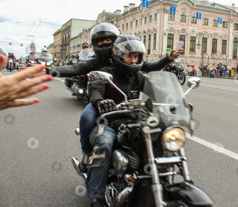 Скачать Байкеры приветствуют публику. фотосток Ozero