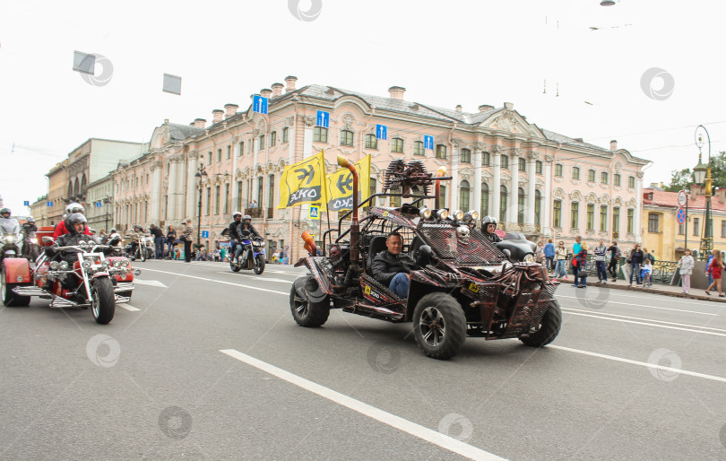 Скачать Эксклюзивные мотоциклы на фоне исторических зданий. фотосток Ozero