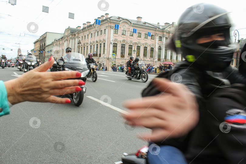 Скачать Зрители приветствуют байкеров. фотосток Ozero