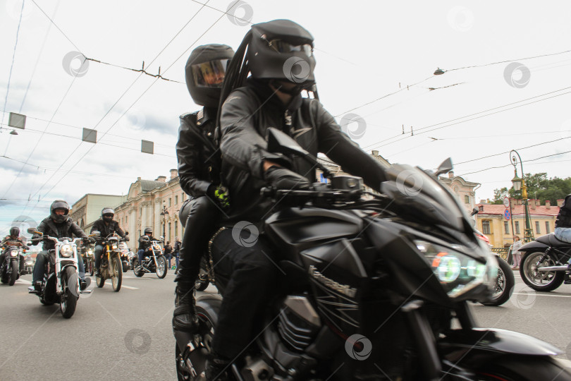 Скачать Пара байкеров на мотоциклах. фотосток Ozero