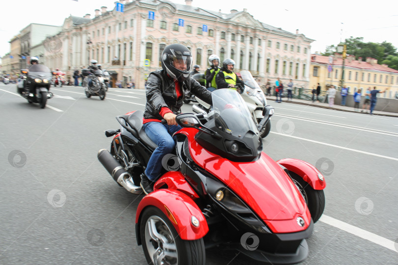 Скачать Байкер на трехколесном велосипеде по зеленому мосту через реку Мойку. фотосток Ozero